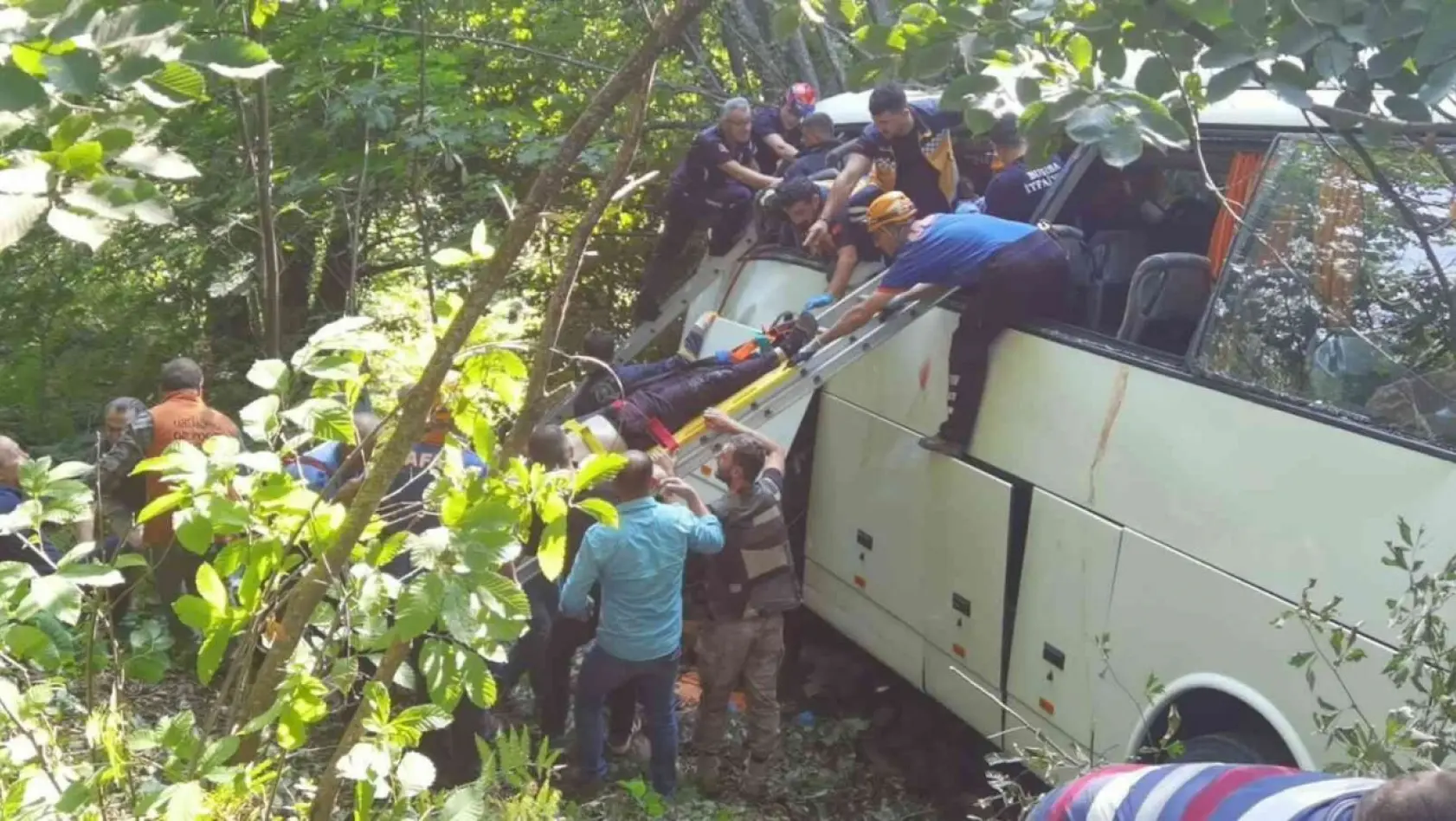 Tur otobüsü şarampole uçtu: 1 ölü, 45 yaralı (2)