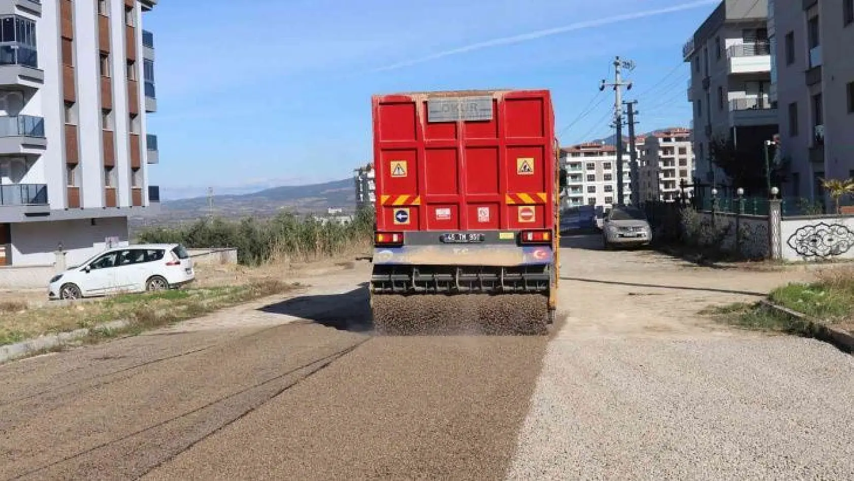 Turgutlu Belediyesi asfalt çalışmalarına devam ediyor
