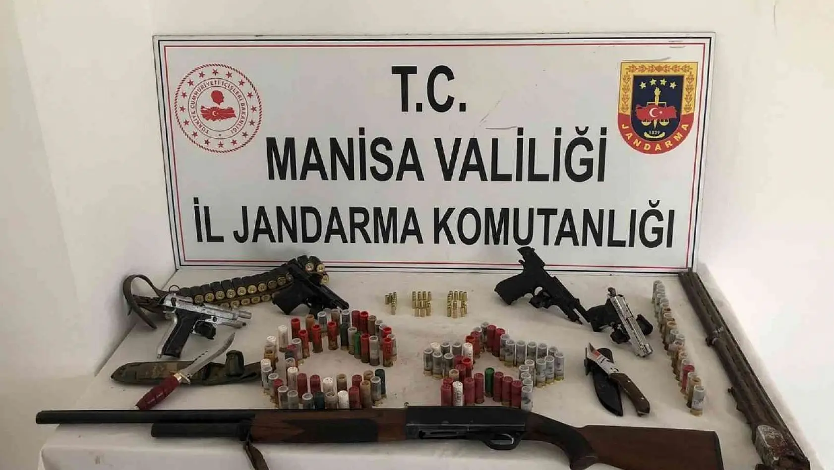 Turgutlu'da bir evde yapılan aramada çok sayıda silah ele geçirildi