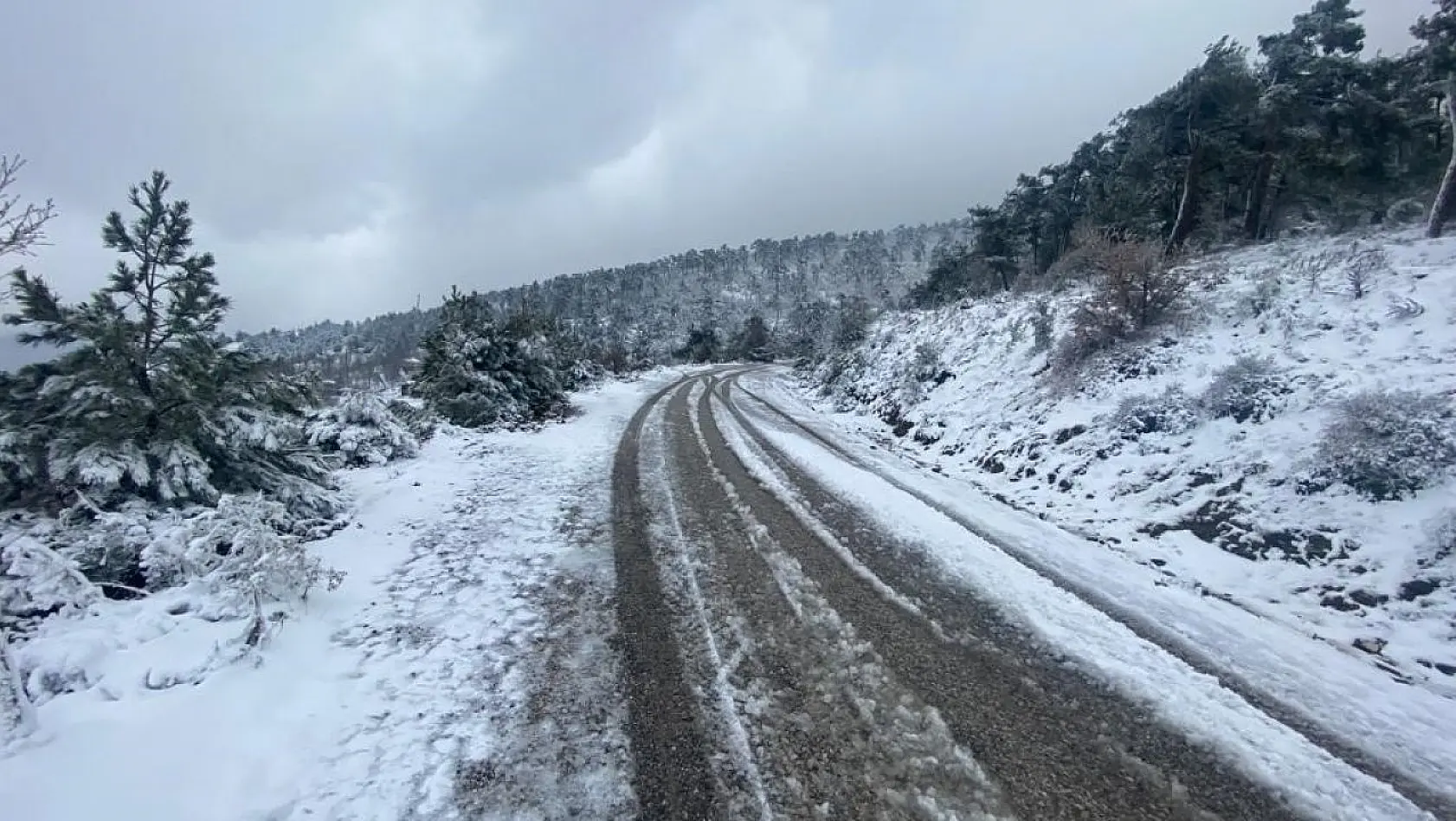 Turgutlu'da kar yağışı nedeniyle iki okulda taşımalı eğitime ara verildi