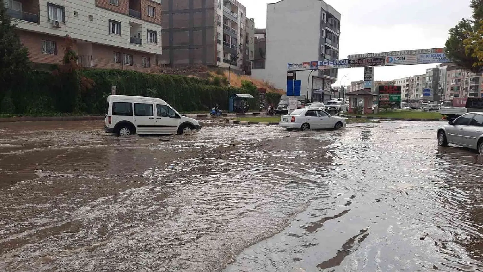 Turgutlu'da sağanak yağış yolları göle çevirdi