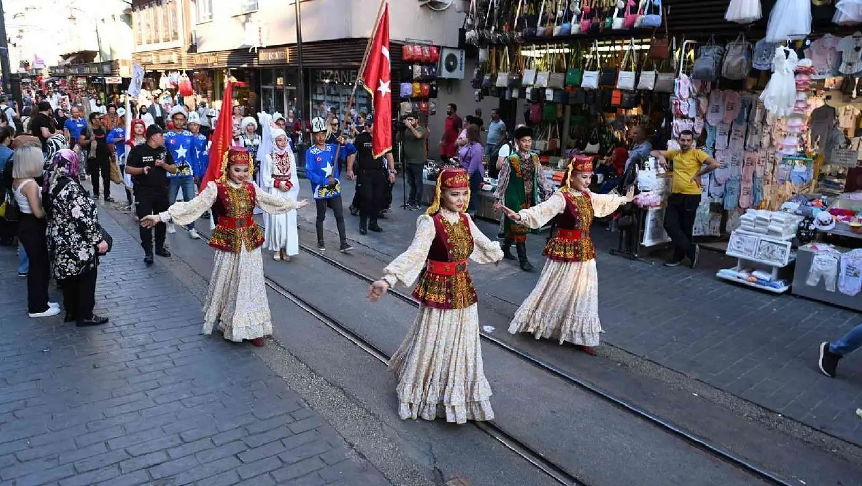 Türk Dünyası Ata Sporları Şenliği renkli kortej yürüyüşüyle başladı