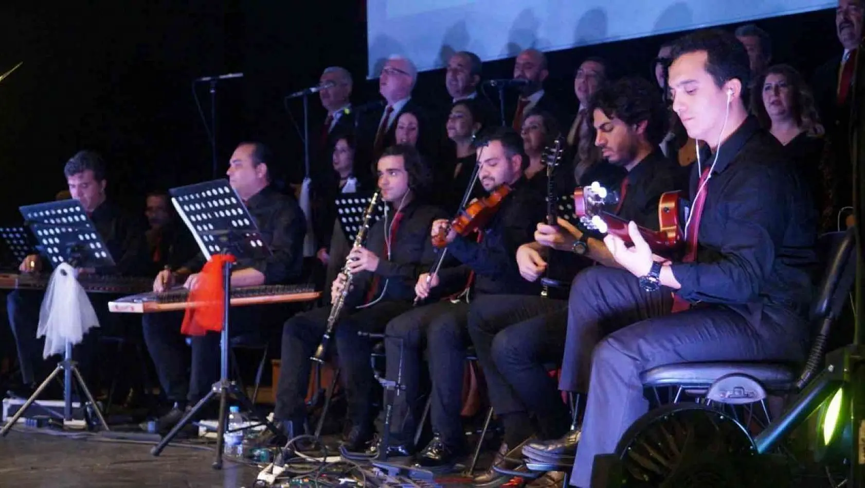 Türk Sanat Müziği korosu, dinleyenlerden tam not aldı