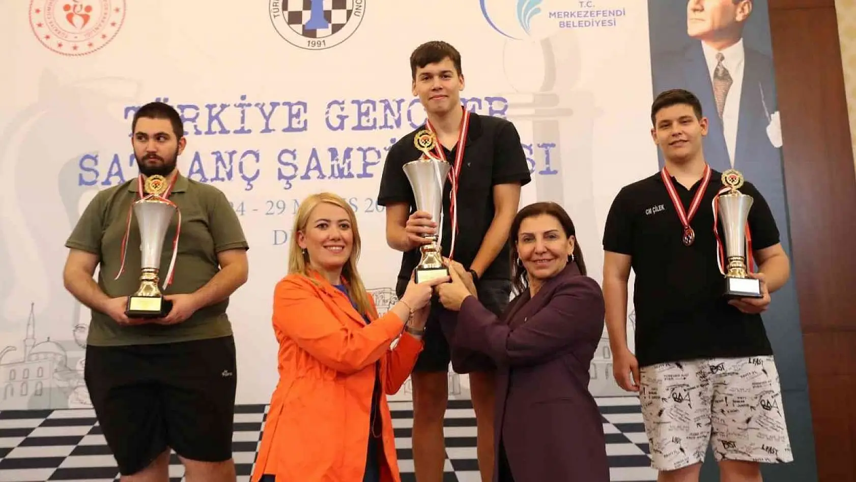Türkiye Gençler Satranç Şampiyonasının kazananları ödüllerine kavuştu