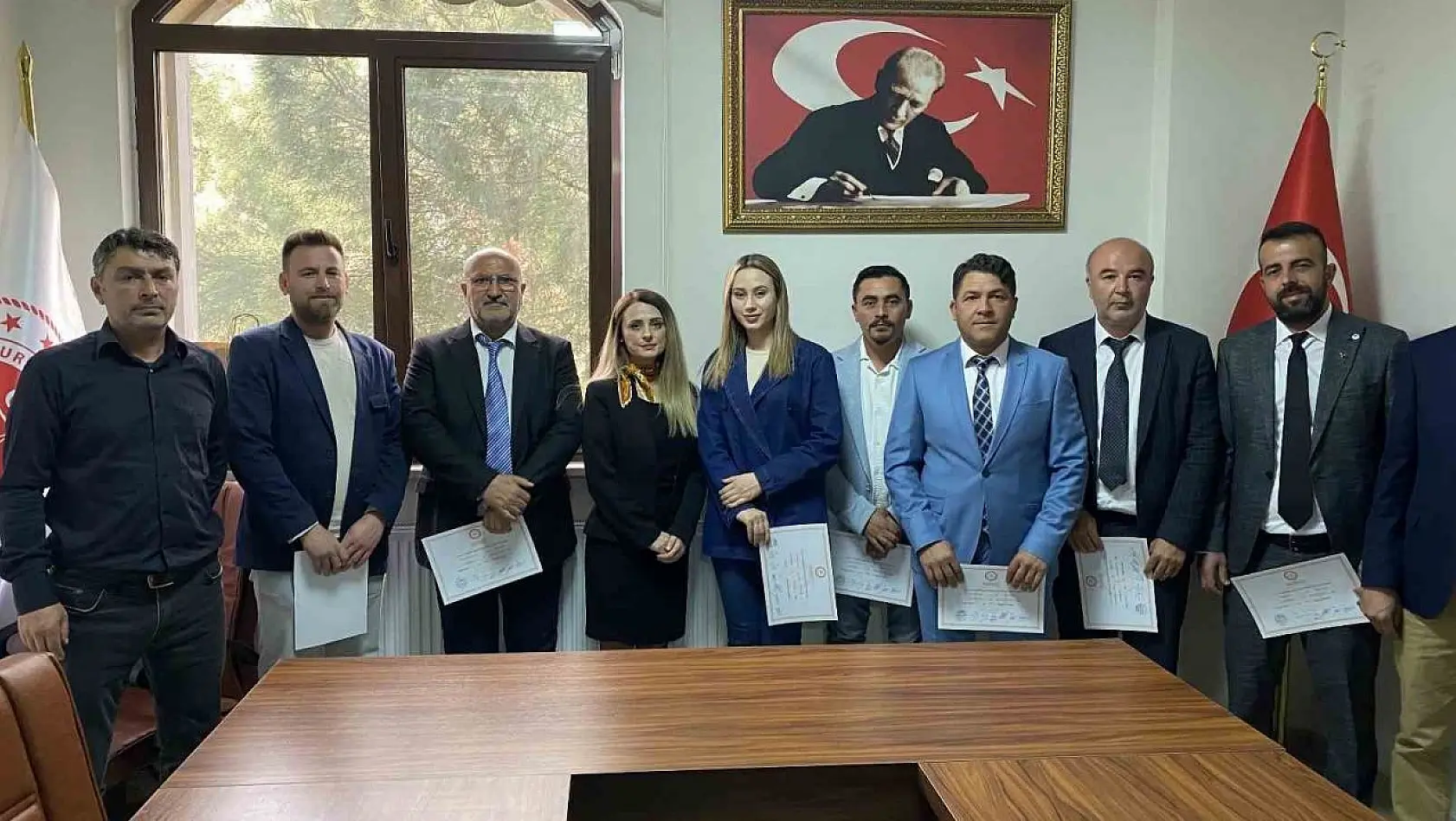 Türkiye'nin en genç Belediye Başkanı mazbatasını aldı, göreve başladı