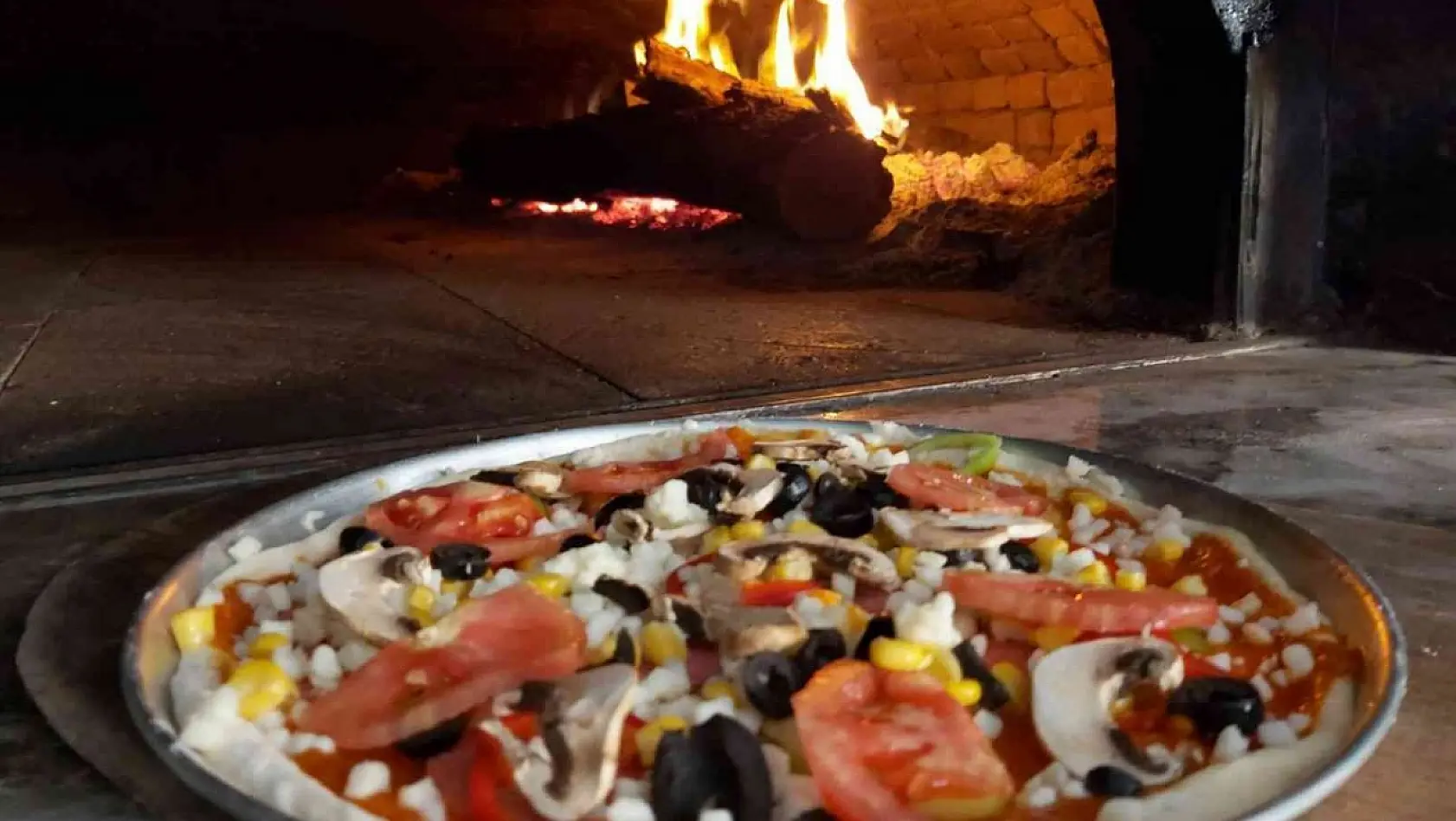Uğur Usta, İtalyan pizzasını odun ateşinde farklı bir tat verdi