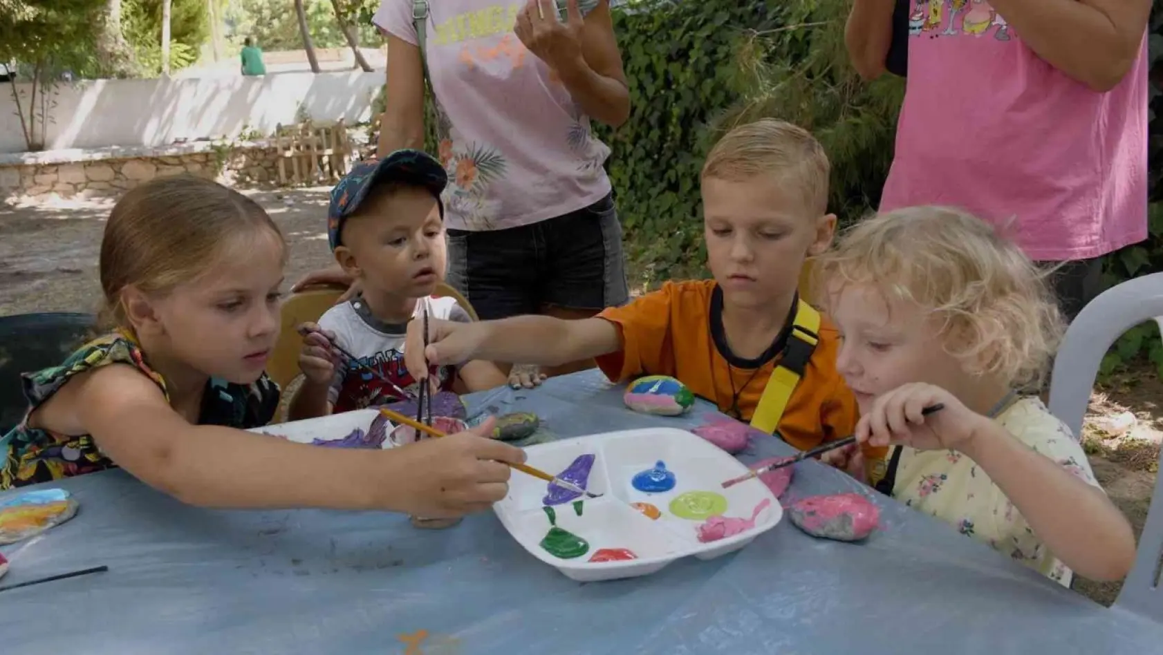 Ukraynalı çocuklar barış için taşları boyadı