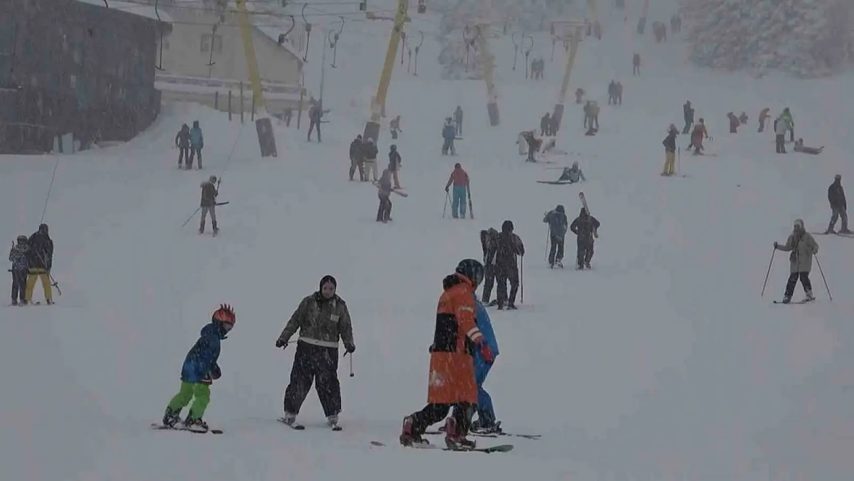 Uludağ'da yarıyılın son gününde tatilciler karın keyfini çıkarttı
