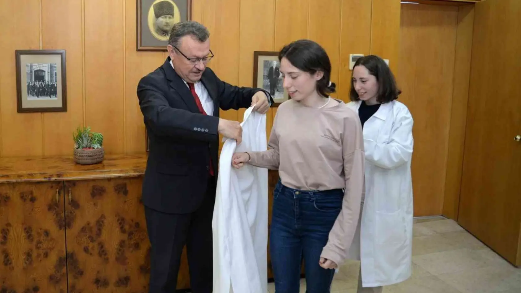 Uludağ Üniversitesi Tıp Fakültesini kazanan ikizlere Rektör'den doğum günü sürprizi
