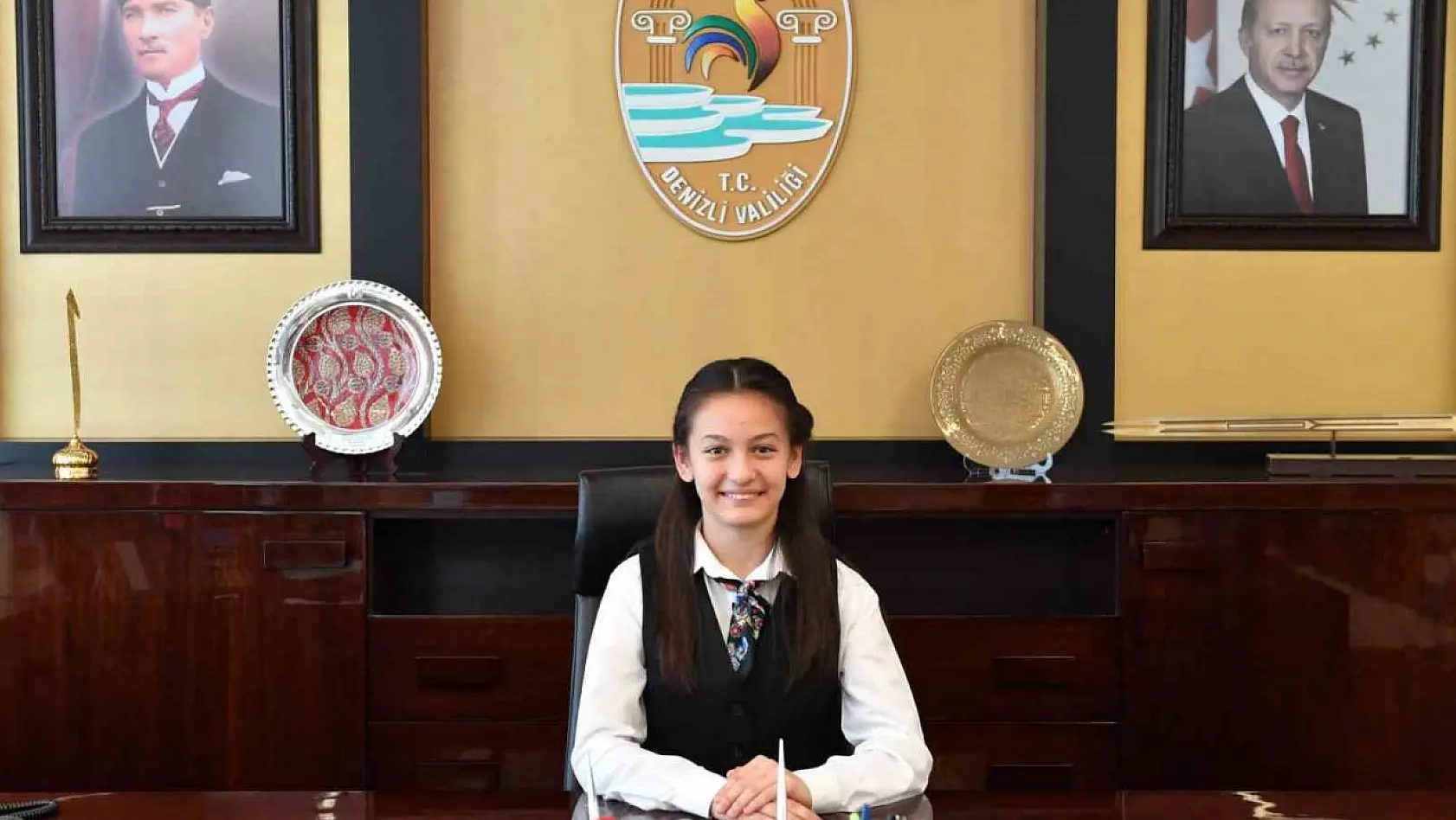 Vali Coşkun makamını 7. sınıf öğrencisi Zeynep'e devretti