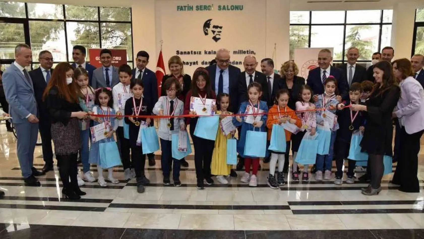 Vali Karadeniz, 'Gıda Kahramanları' resim sergisi ve ödül törenine katıldı