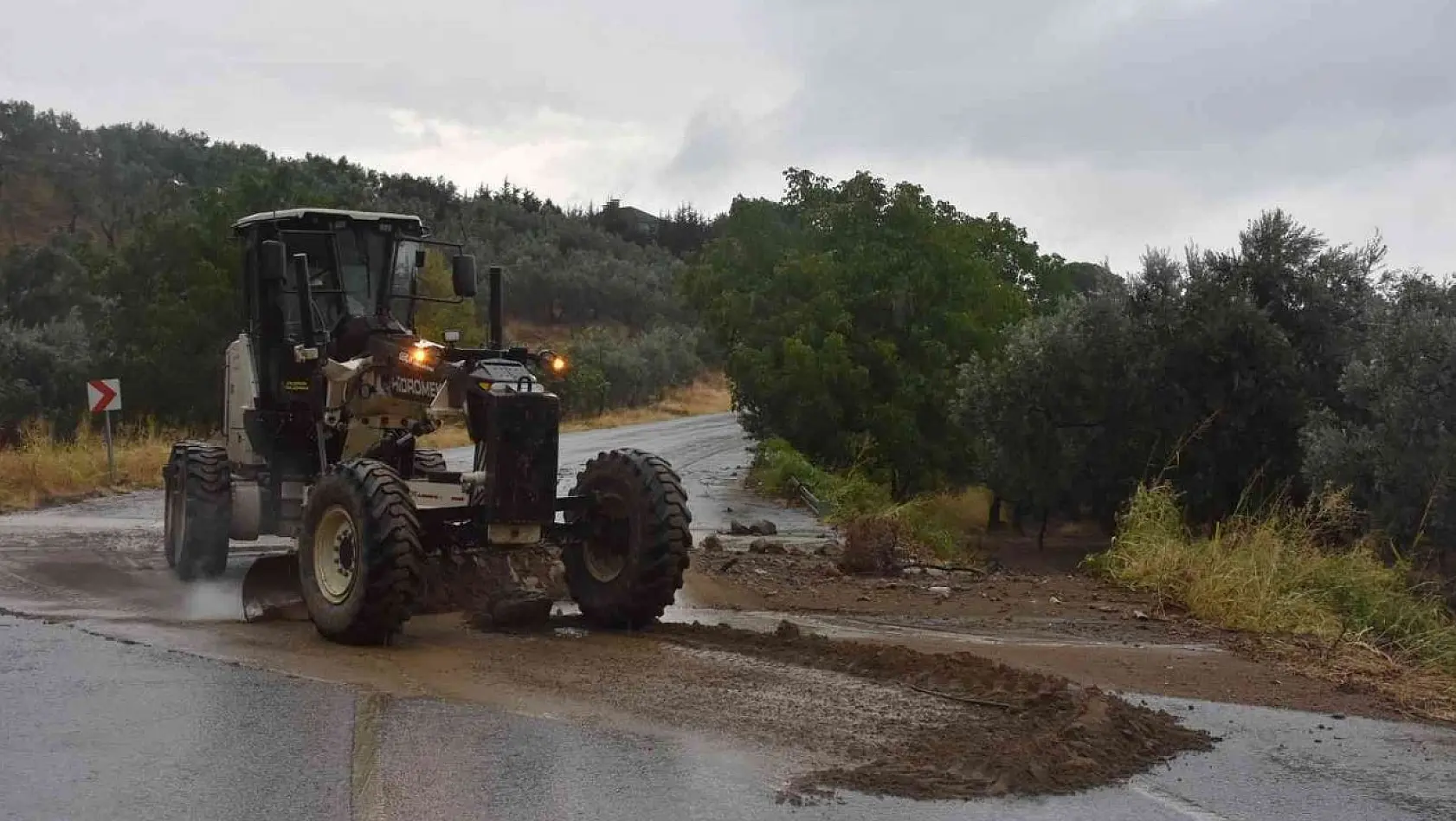 Yağıştan kapanan yolu Gemlik Belediyesi açtı