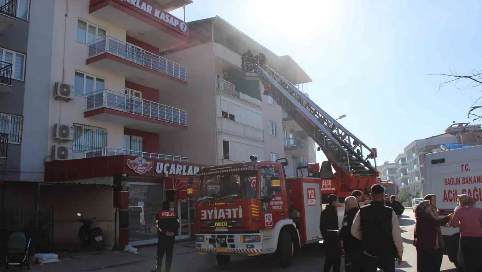 Yangın nedeniyle çatıda mahsur kalan 8'i çocuk 13 kişi kurtarıldı