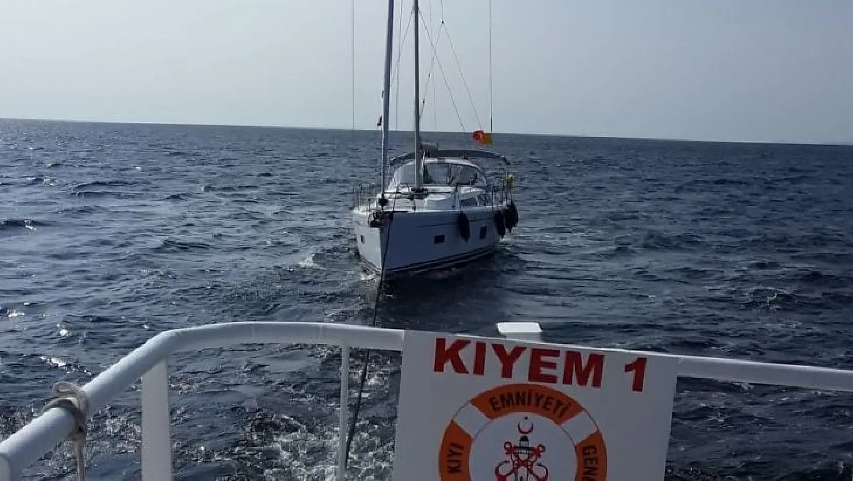 Yardım talebinde bulunan yelkenli tekne marinaya yanaştırıldı