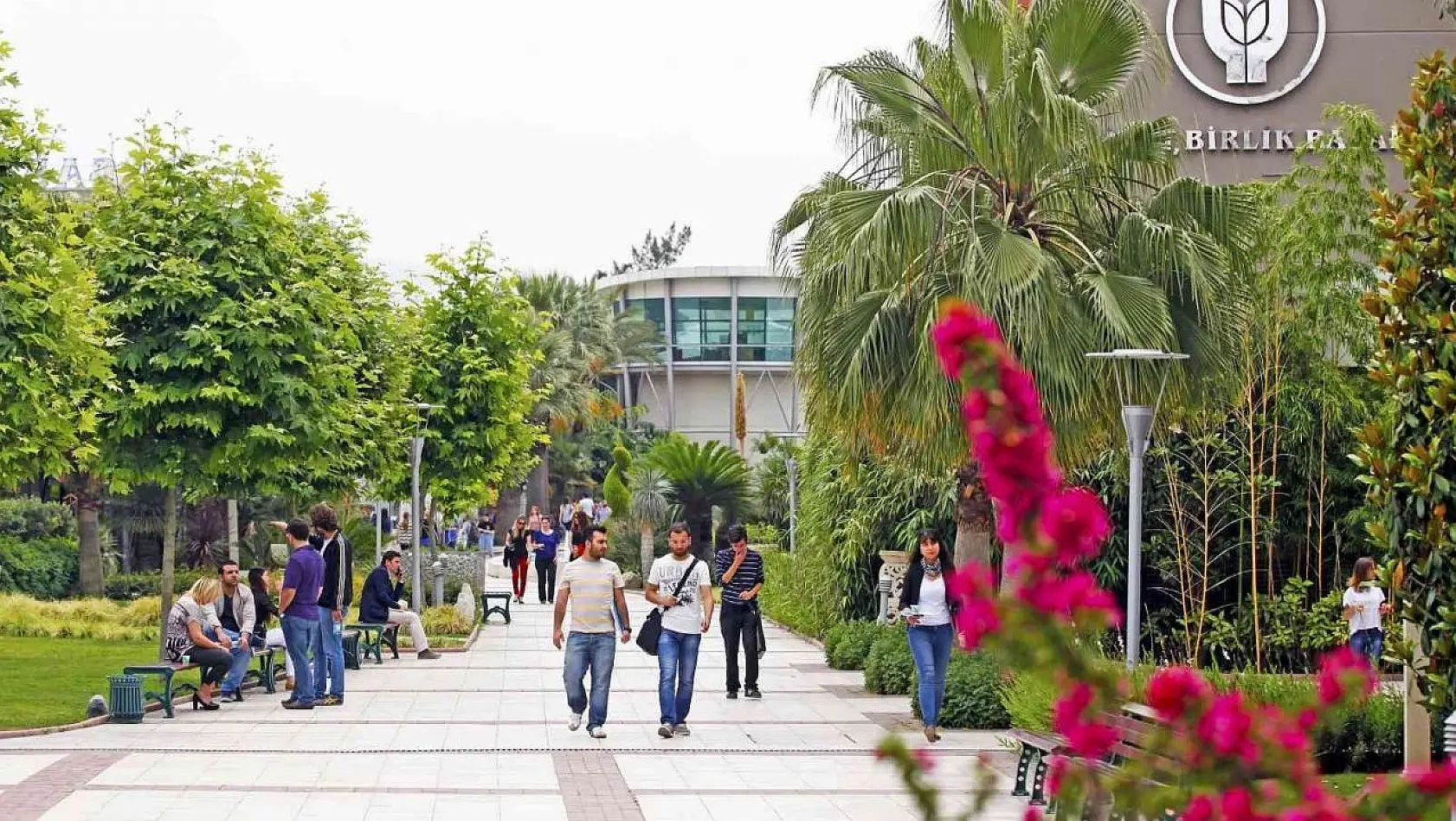 Yaşar Üniversitesi ilk 10'da