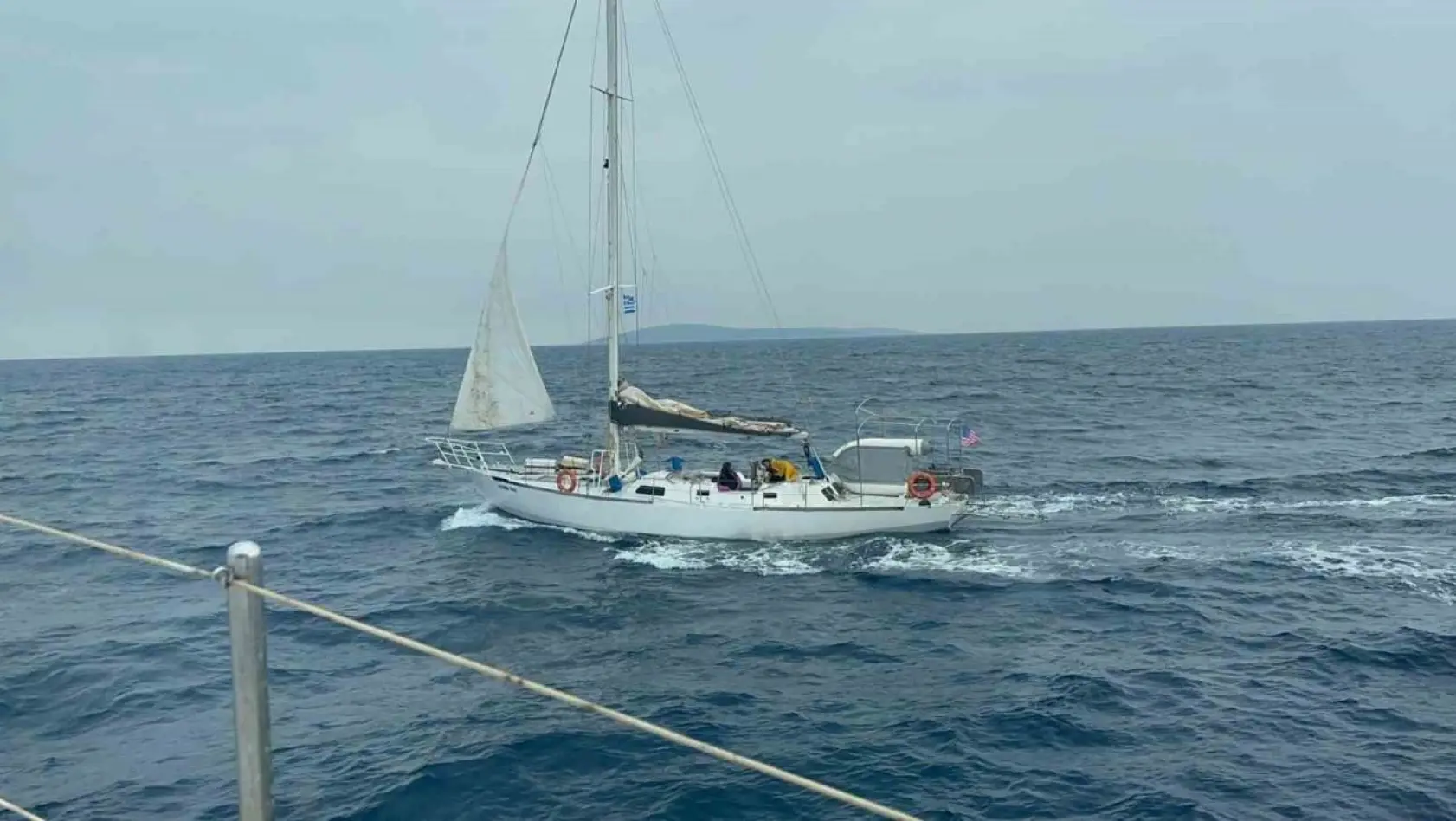 Yelkenli teknede 71 düzensiz göçmen yakalandı