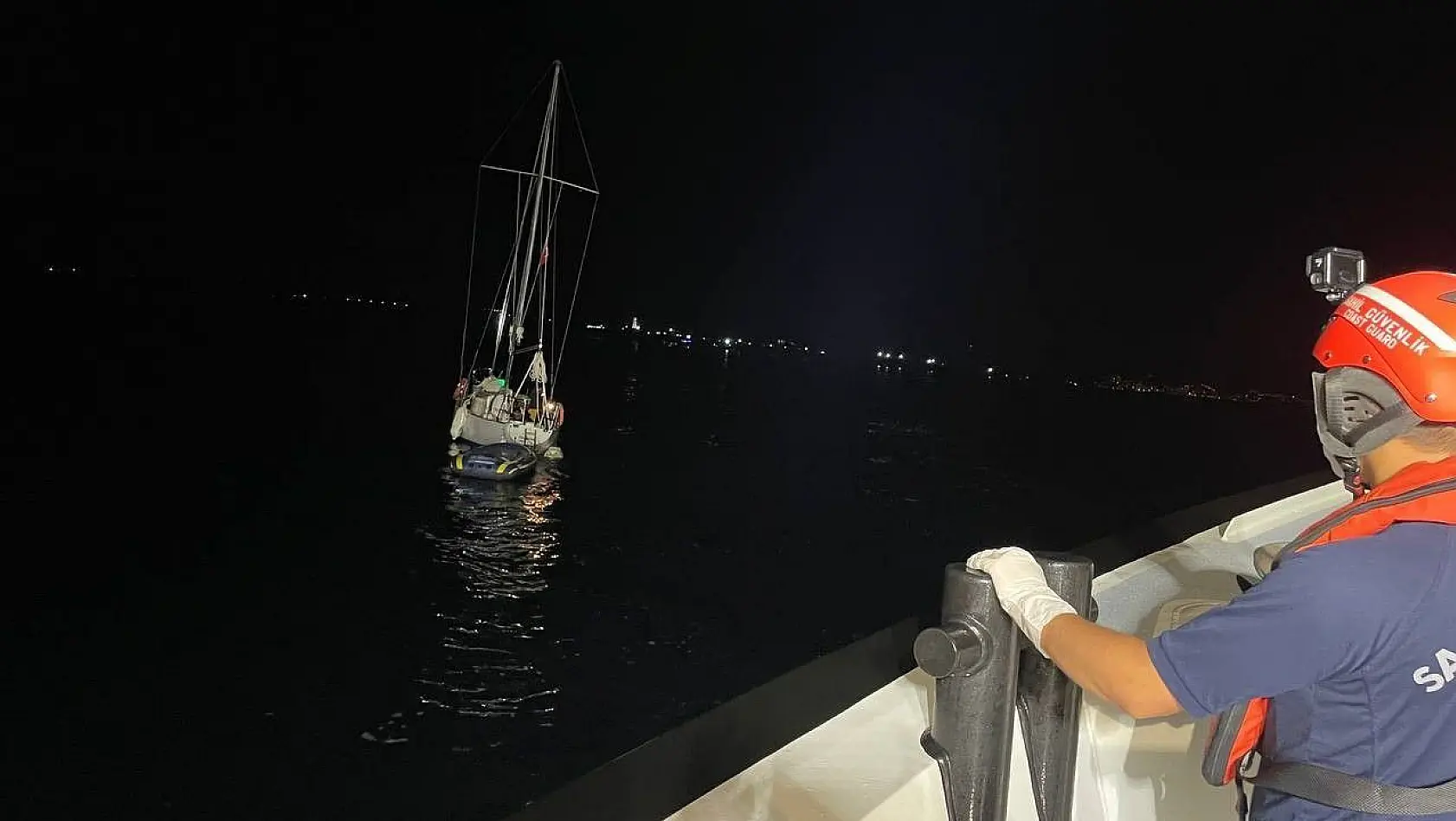 Yelkenli teknedeki 18 düzensiz göçmen yakalandı