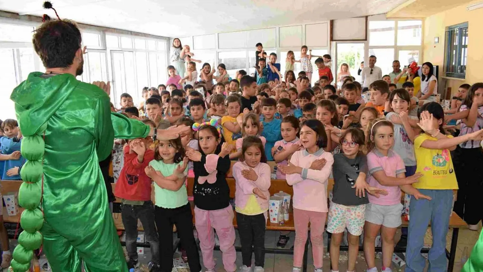 Yeniköy Kemerköy Enerji'den Milaslı çocuklara 23 Nisan'da gezici tiyatro hediyesi