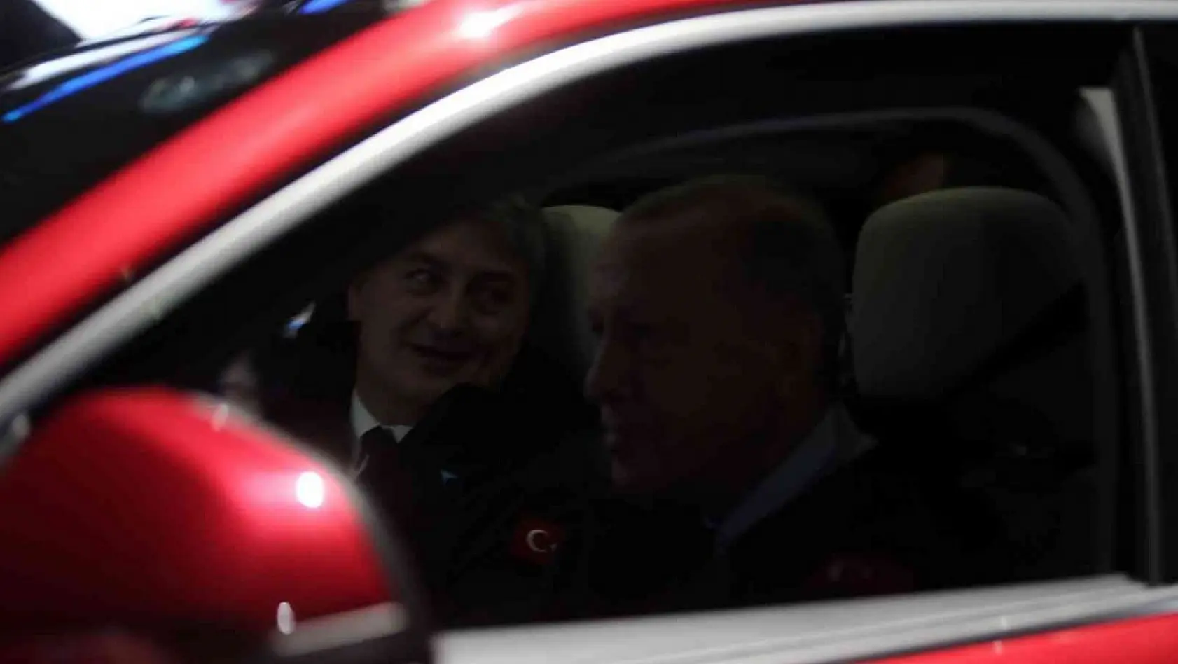 Yerli otomobil Togg banttan indi, Cumhurbaşkanı Erdoğan kullandı