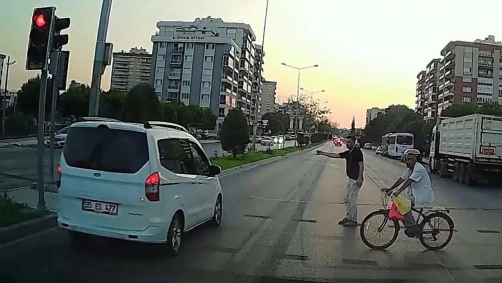 Yolun karşısına geçmeye çalışan 2 kişi, kırmızı ışıkta geçen aracın altında kalmaktan son anda böyle kurtuldu