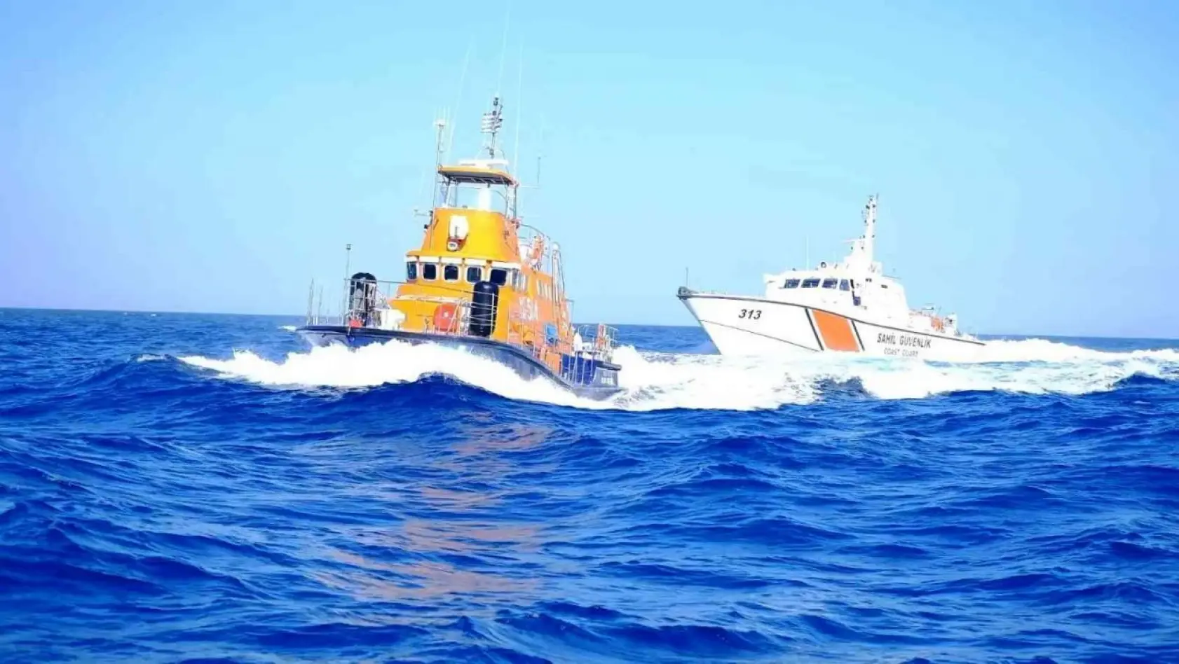 Yunan Sahil Güvenliği, yelkenli tekneyi taciz etti, Türk askeri 'rotanızı değiştirmeyin, tam yol ileri' dedi