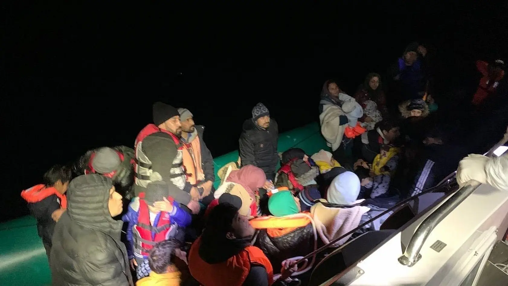 Yunan unsurları tarafından ölüme terk edilen 41 kaçak göçmen kurtarıldı