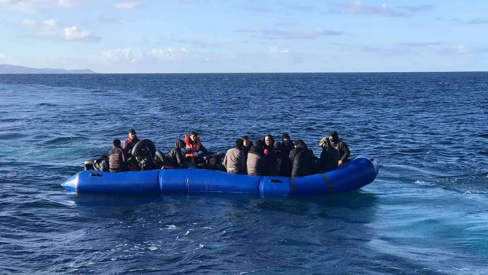 Yunan unsurları tarafından ölüme terk edilen 35 kaçak göçmen kurtarıldı