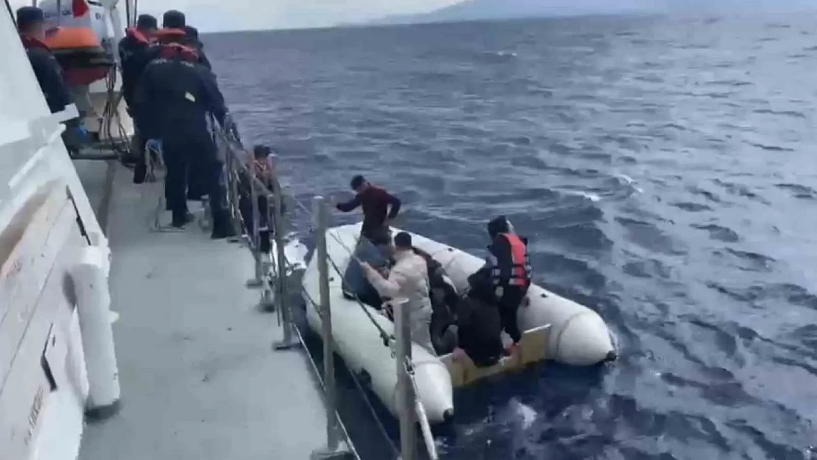 Yunan unsurlarınca ölüme terk edilen 4'ü çocuk, 16 kaçak göçmen kurtarıldı