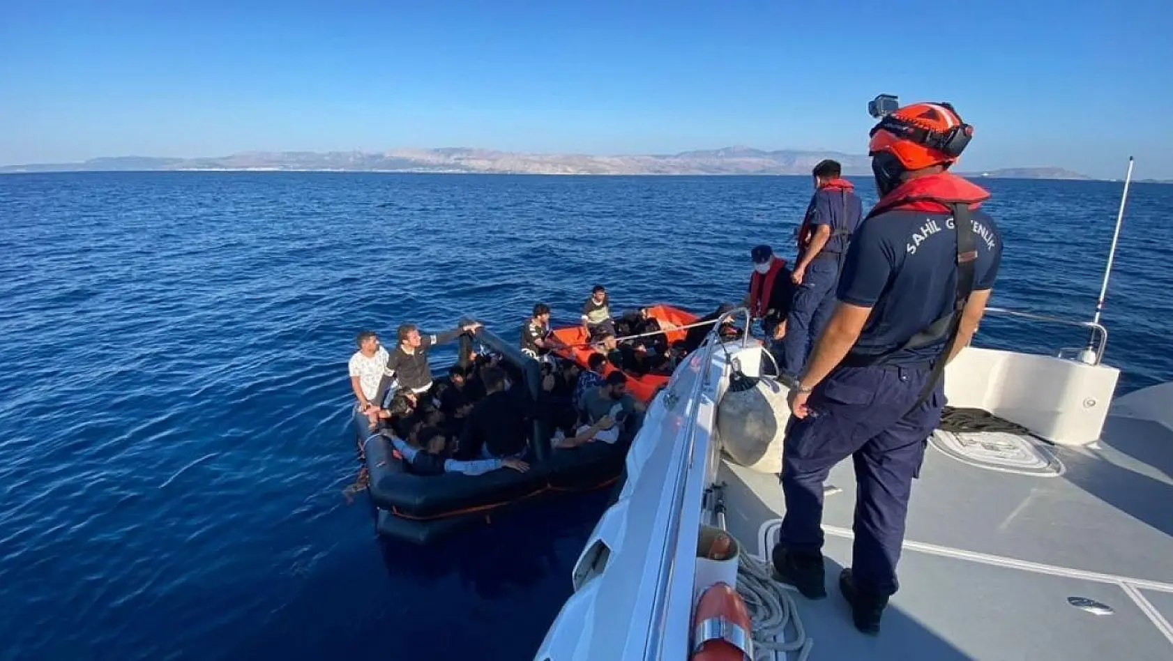 Yunan unsurunun geri ittiği 44 göçmen Çeşme açıklarında kurtarıldı