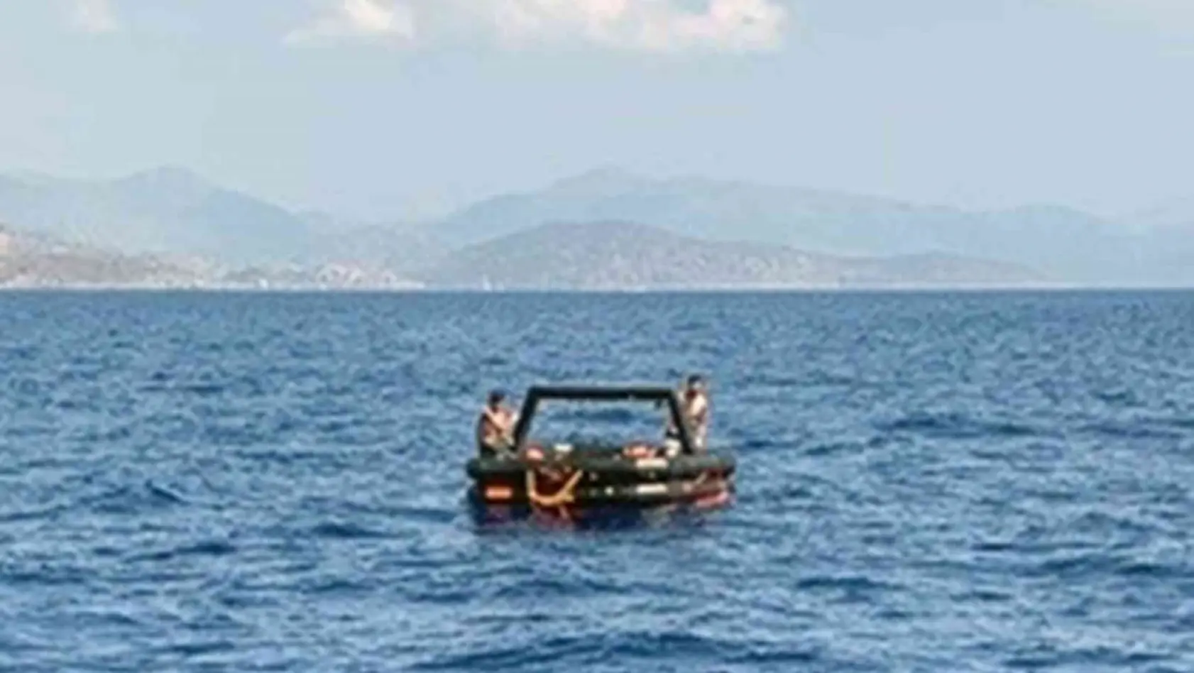 Yunanistan'ın geri ittiği 2 göçmen kurtarıldı