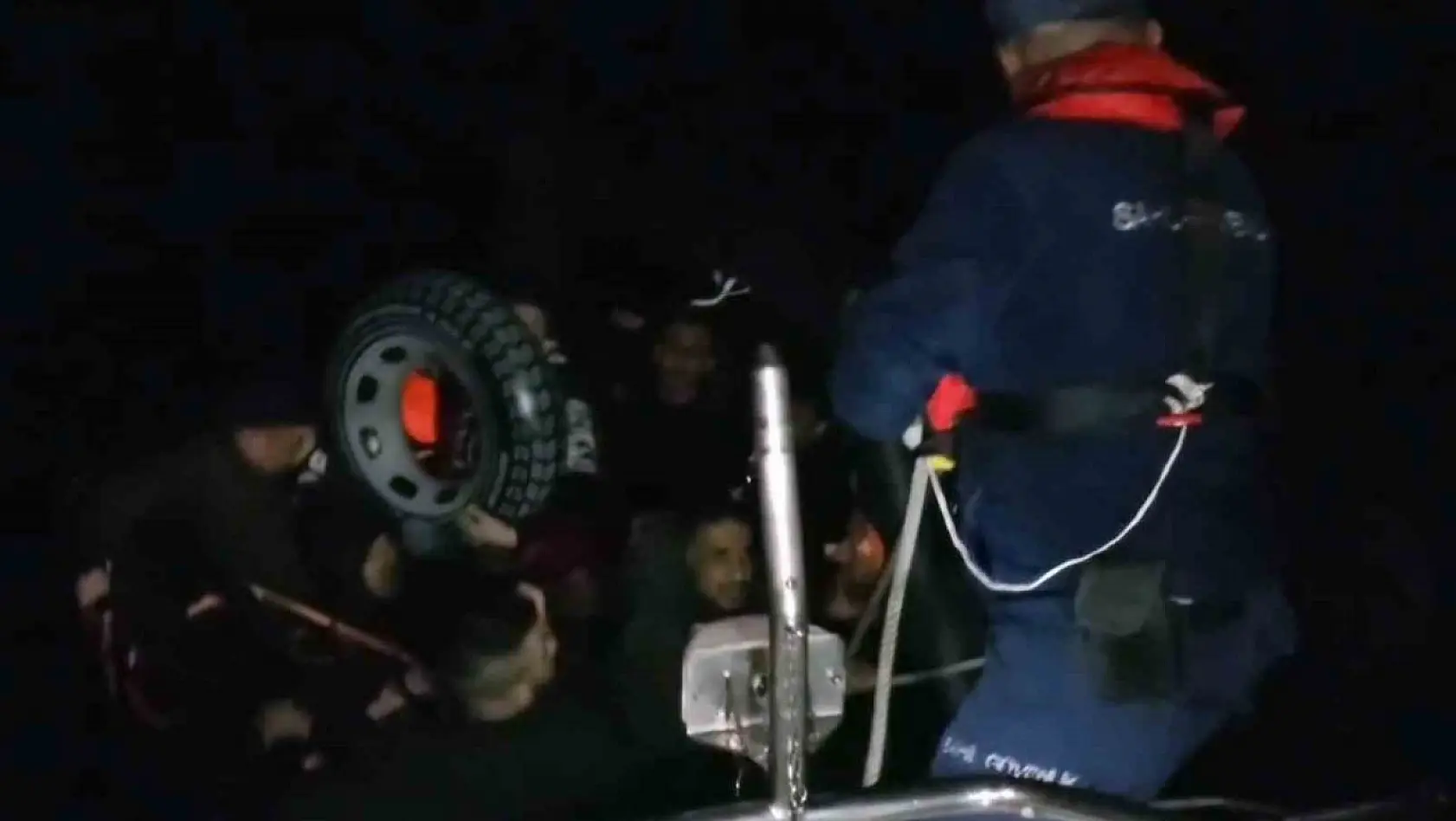 Yunanistan'ın geri ittiği can salındaki 18 düzensiz göçmen kurtarıldı