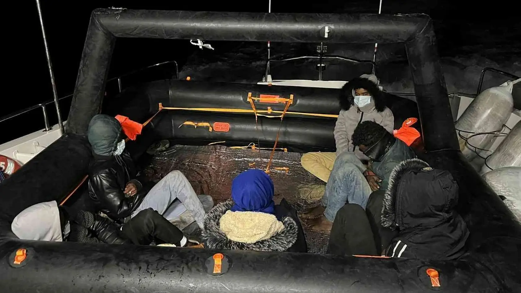 Yunanistan'ın ittiği 6 düzensiz göçmen kurtarıldı
