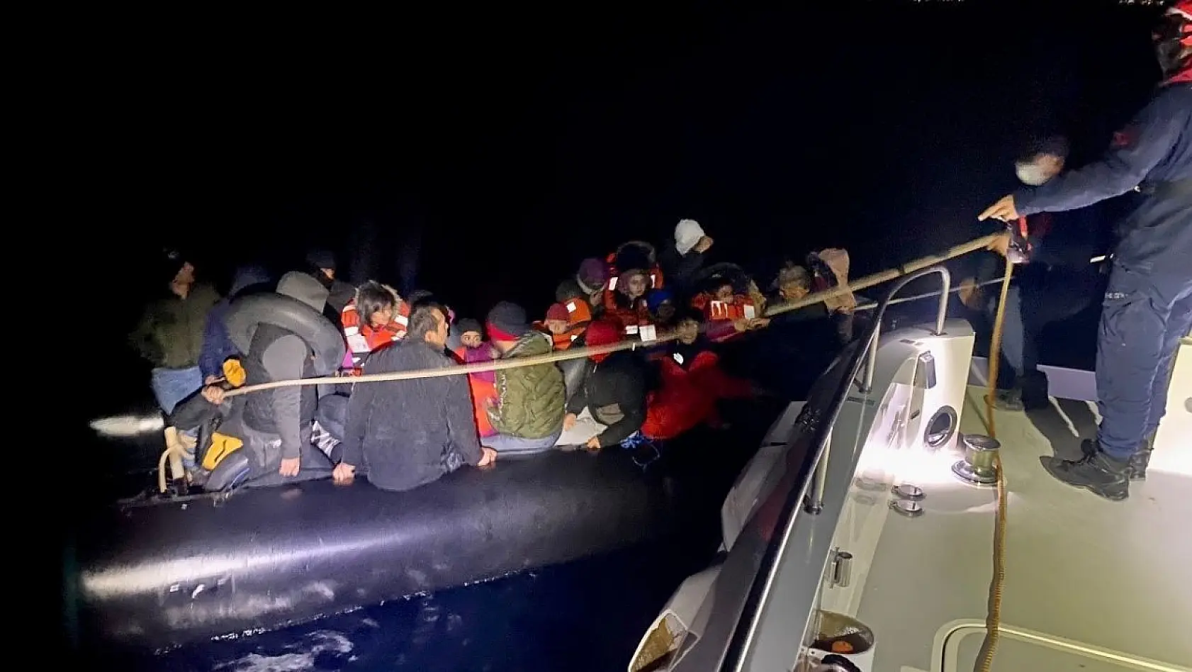 Yunanistan'ın ölüme ittiği 182 düzensiz göçmen kurtarıldı