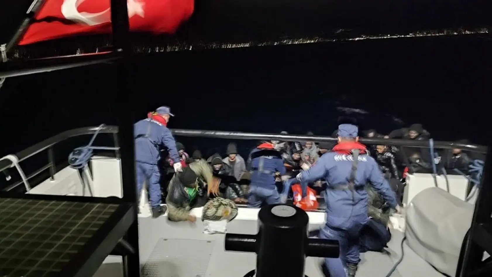 Yunanistan'ın ölüme ittiği 59 göçmen kurtarıldı