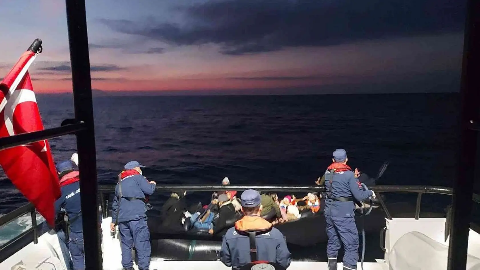 Yunanistan'ın ölüme ittiği 61 düzensiz göçmen kurtarıldı
