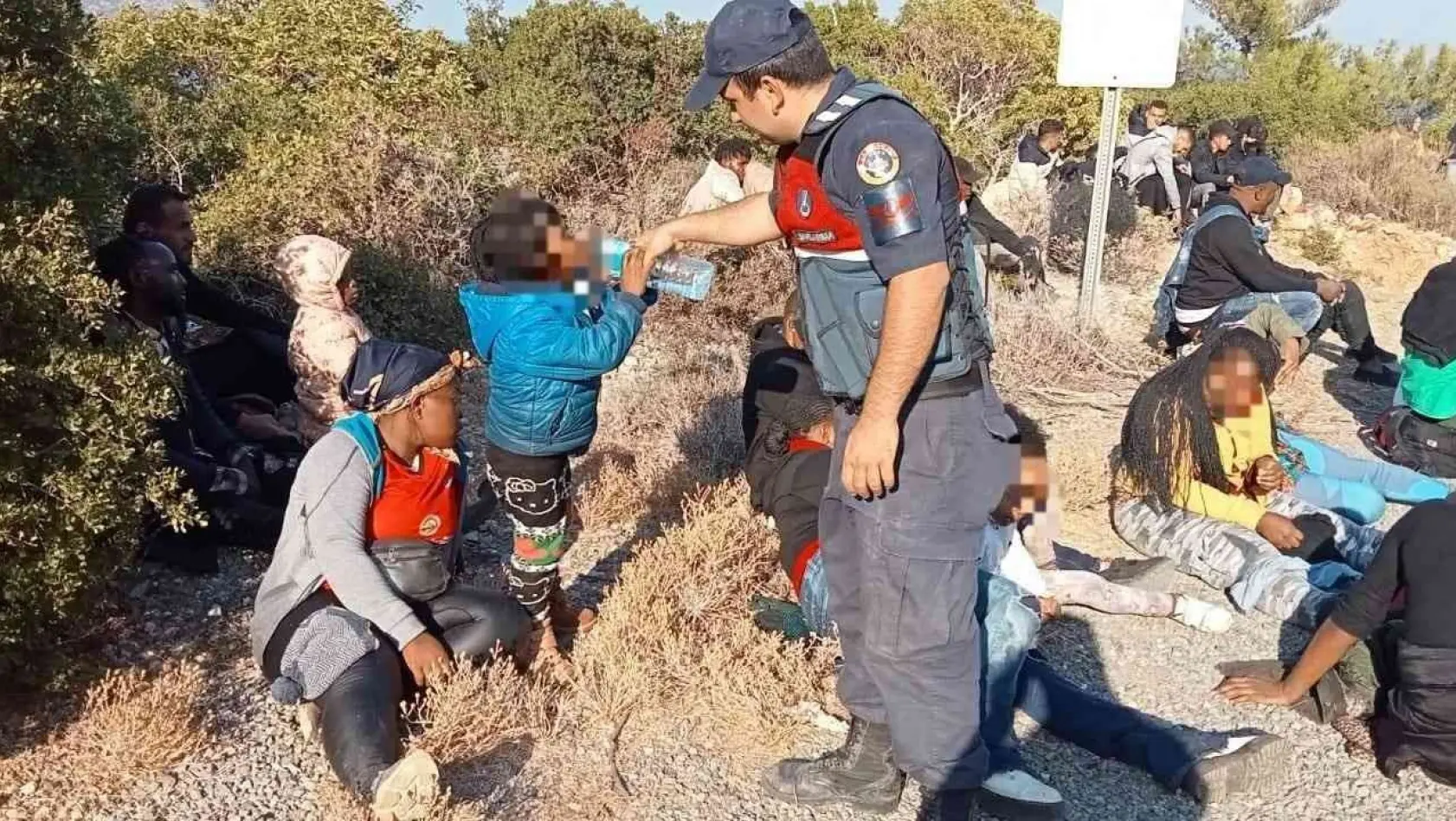 Yunanistan'ın ölüme terk ettiği 47 düzensiz göçmen kurtarıldı