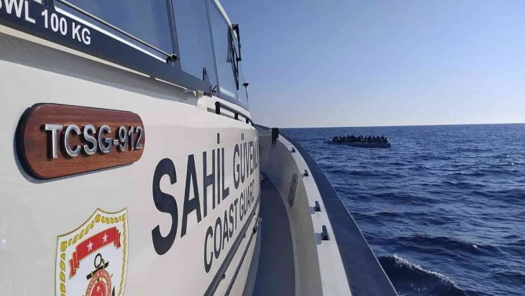 Yunanistan'ın Türk sularına ittiği 89 göçmen kurtarıldı