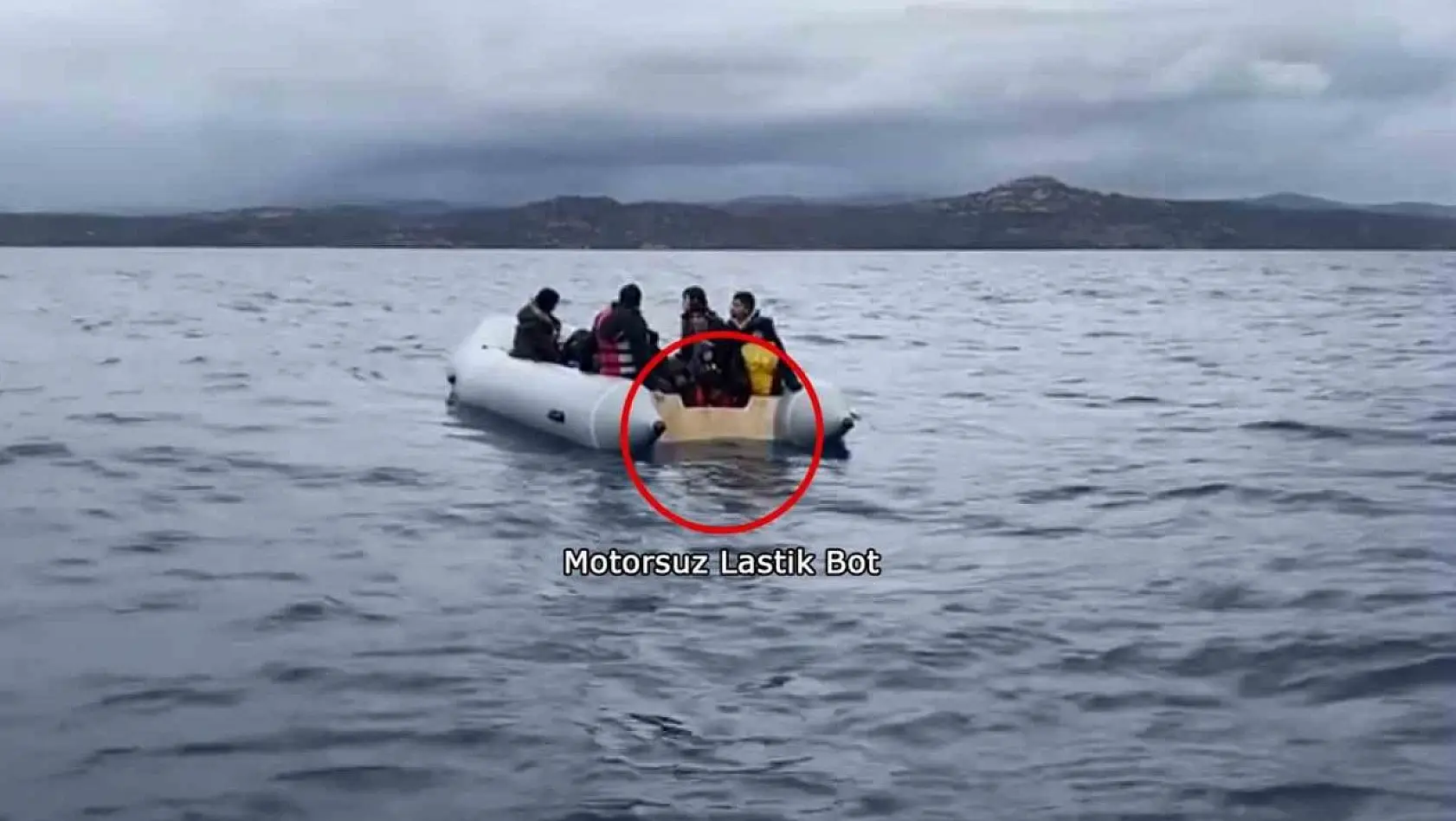 Yunanistan lastik botun motorunu söküp, göçmenleri ölüme terk ediyor