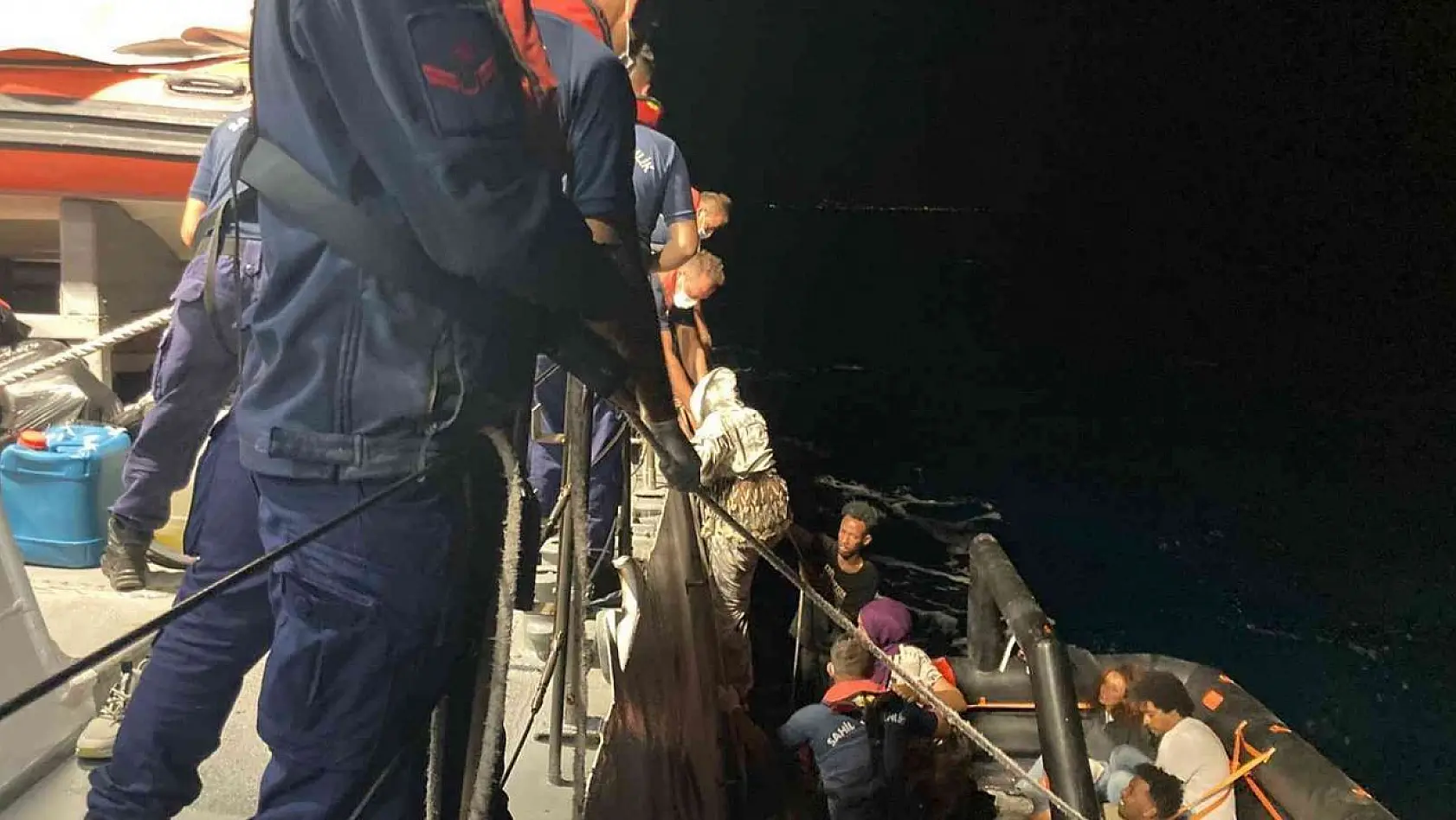 Yunanistan unsurlarınca geri itilen 9 göçmen kurtarıldı