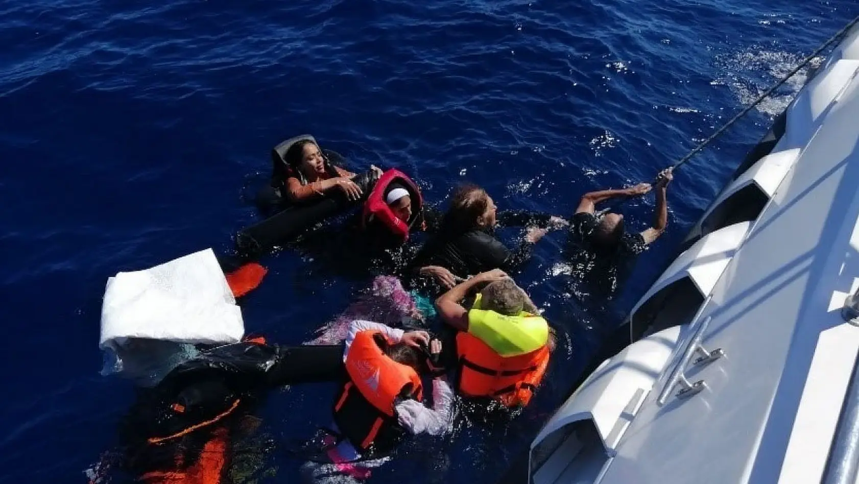 Yunanlıların ölüme terk ettiği 73 düzensiz göçmen kurtarıldı, 6'sı hayatını kaybetti