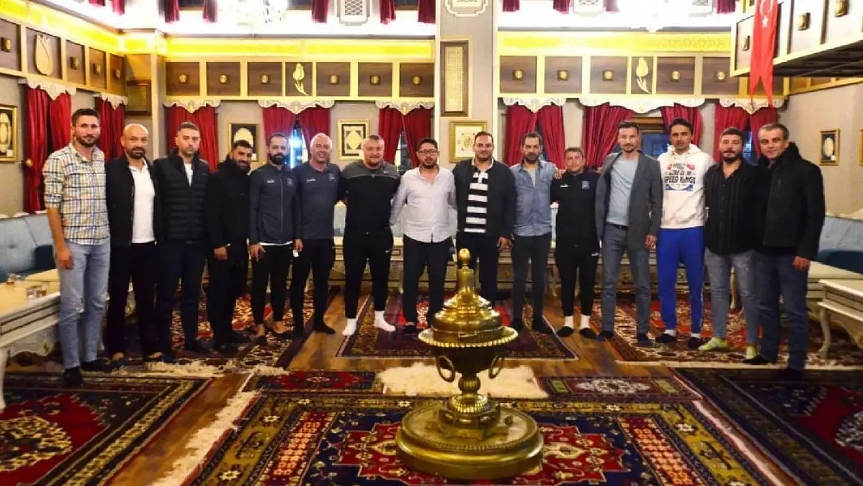 Yunusemre'de futbol altyapı antrenörleri toplandı