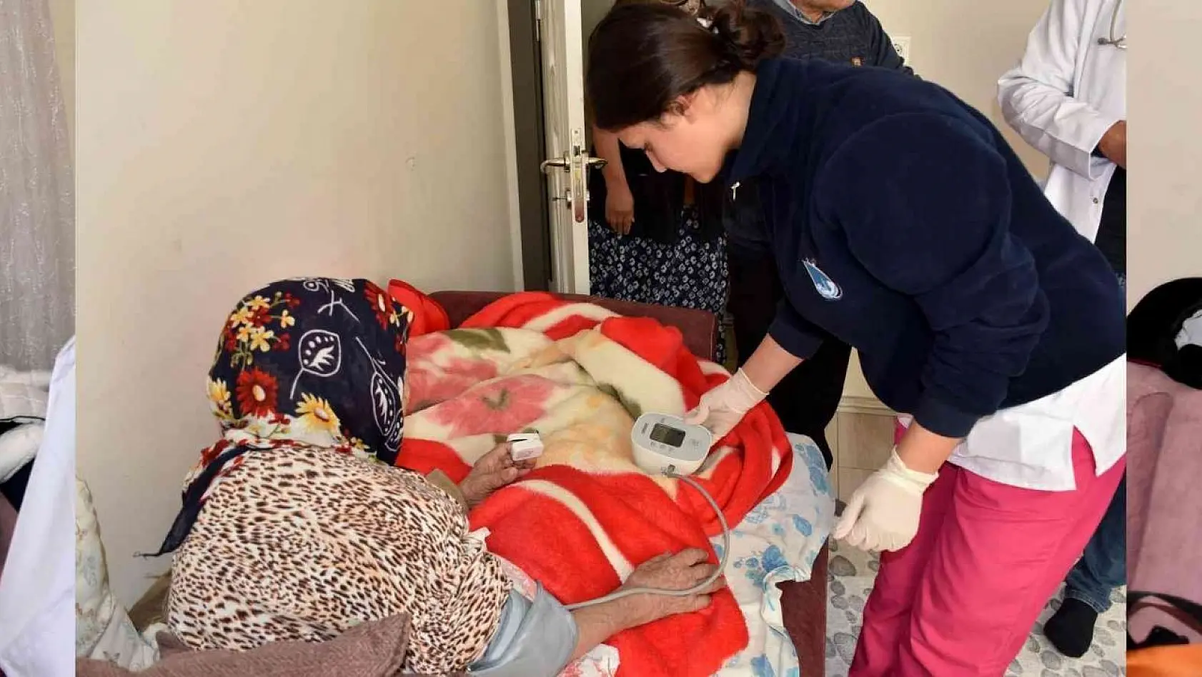 Yunusemre'nin 'Evde Sağlık Hizmeti' yaralara ilaç oluyor