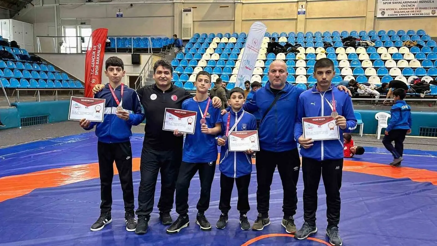 Yunusemreli güreşçiler Edirne'de 4 madalya kazandı