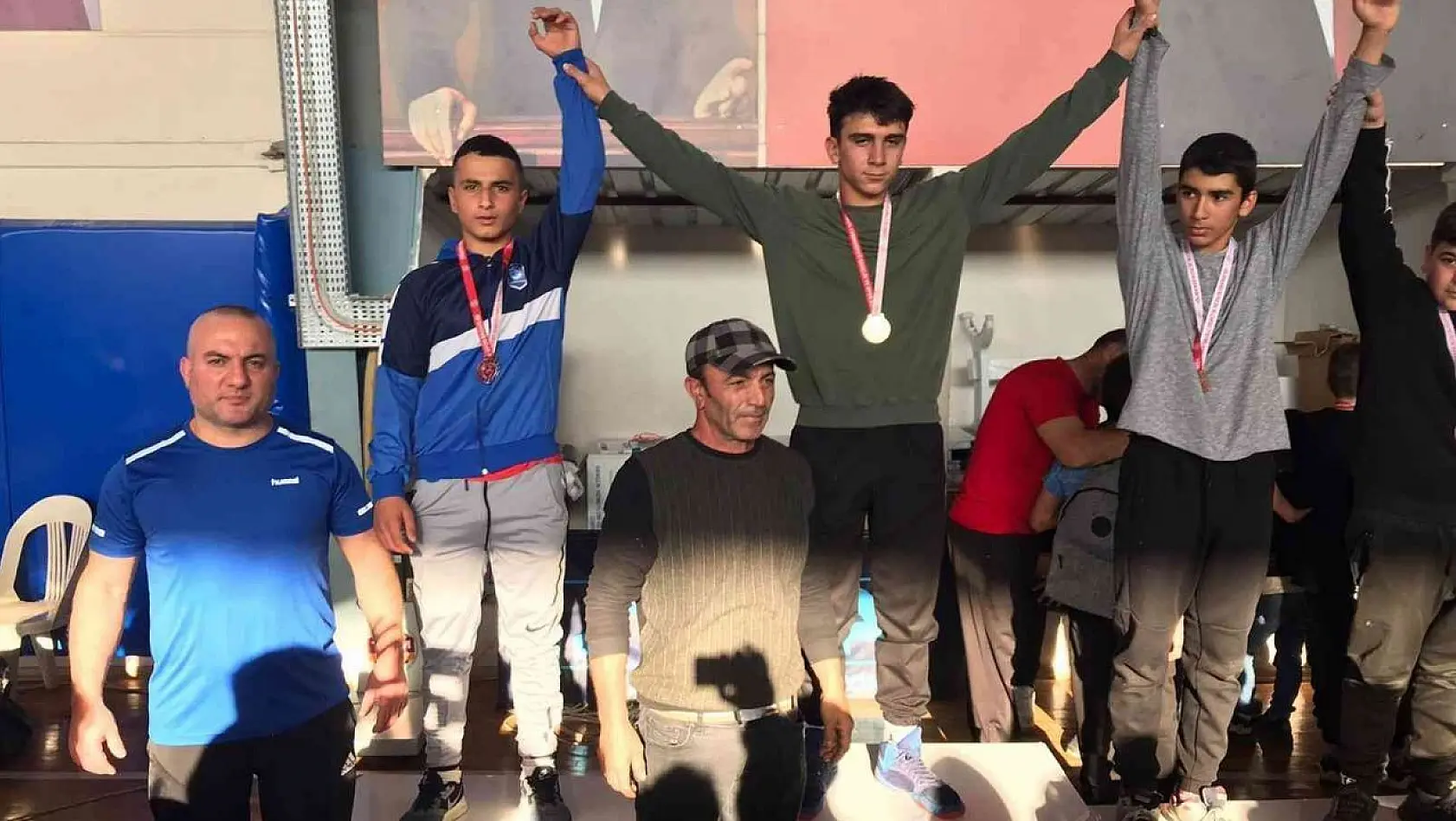 Yunusemreli güreşçiler İzmir'den madalyalarla döndü