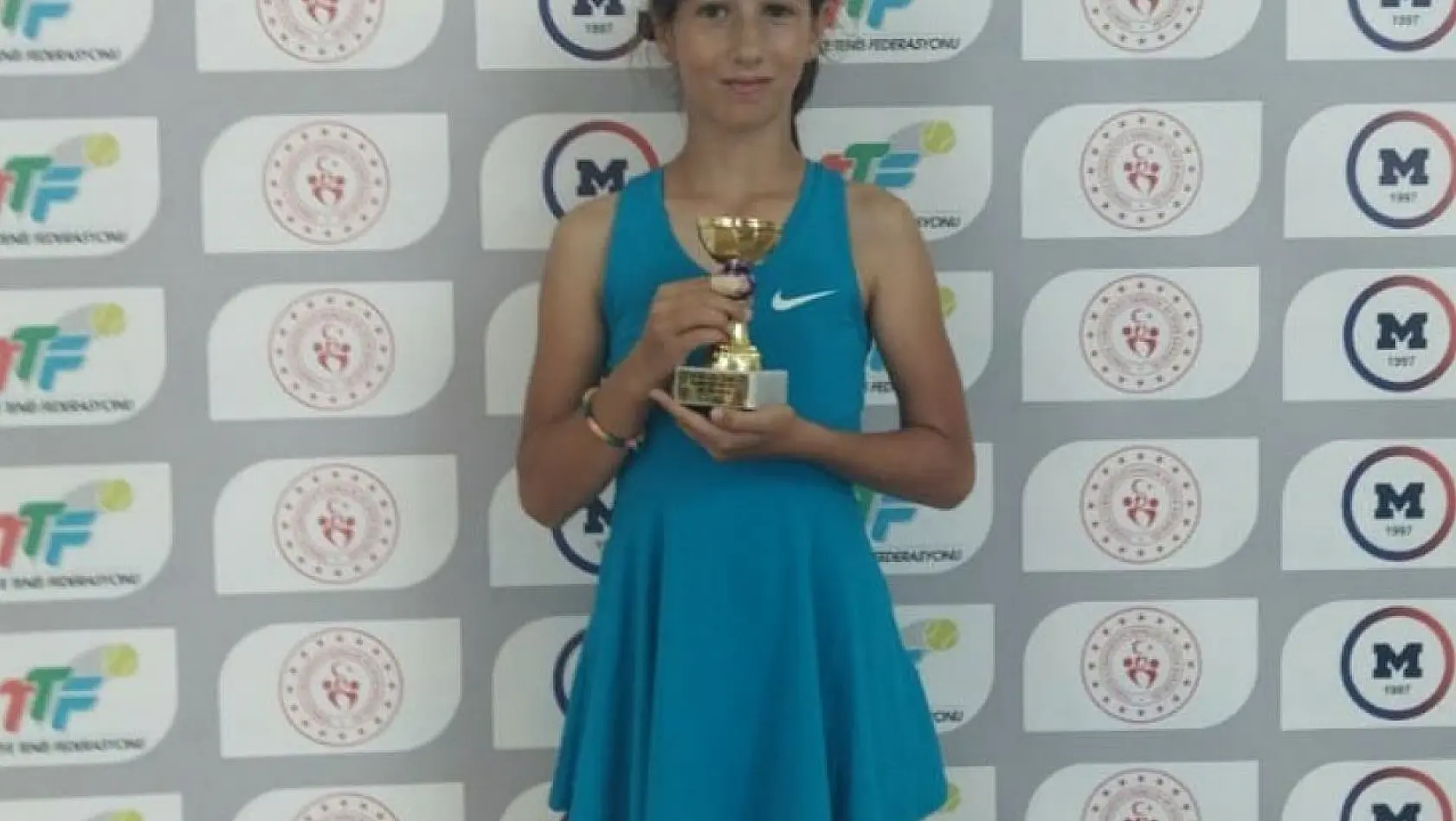 Yunusemreli Suzanna İzmir'de kupa ve madalyaları topladı
