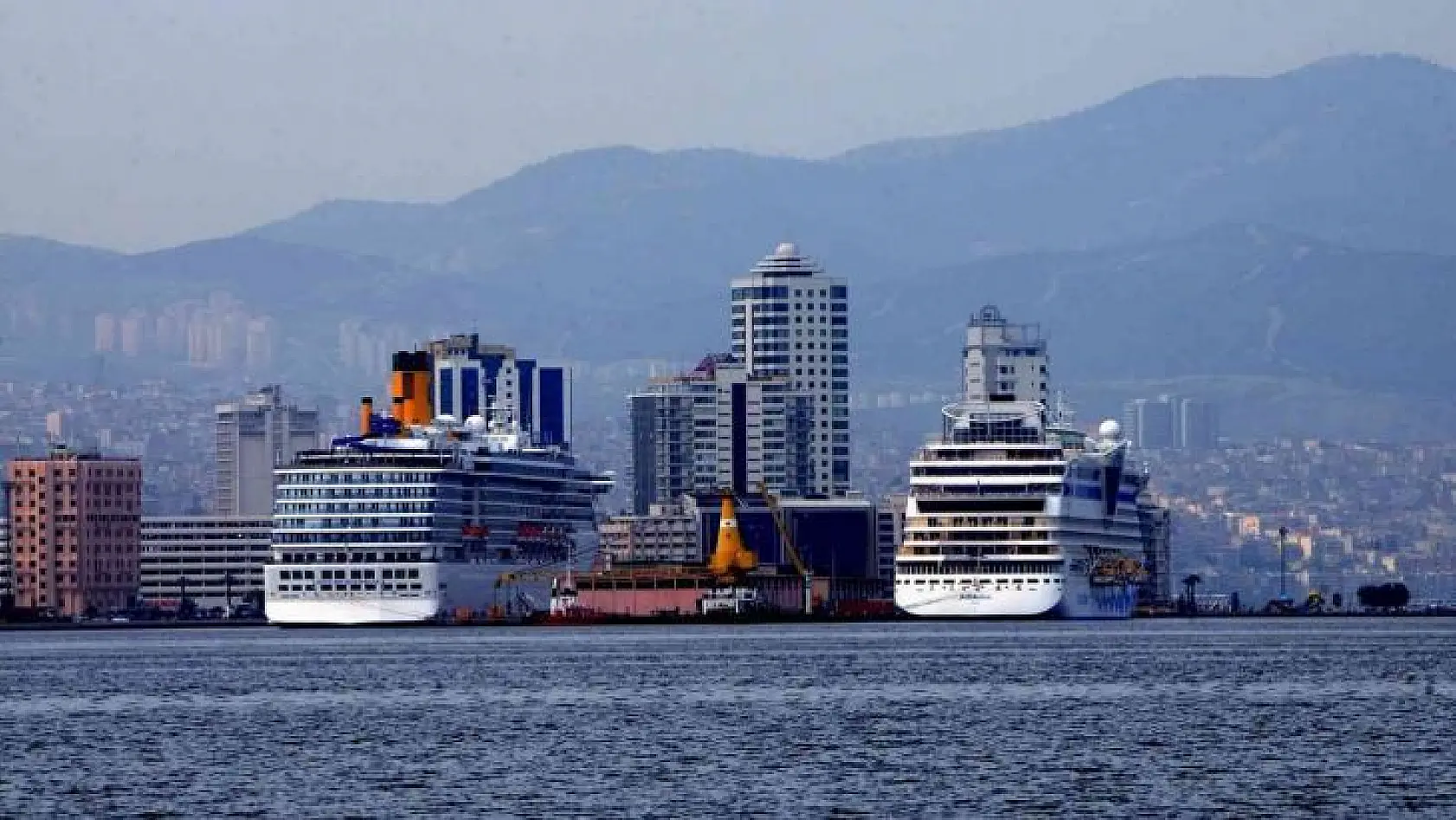 Yüzen otel İzmir Limanı'na demir atacak