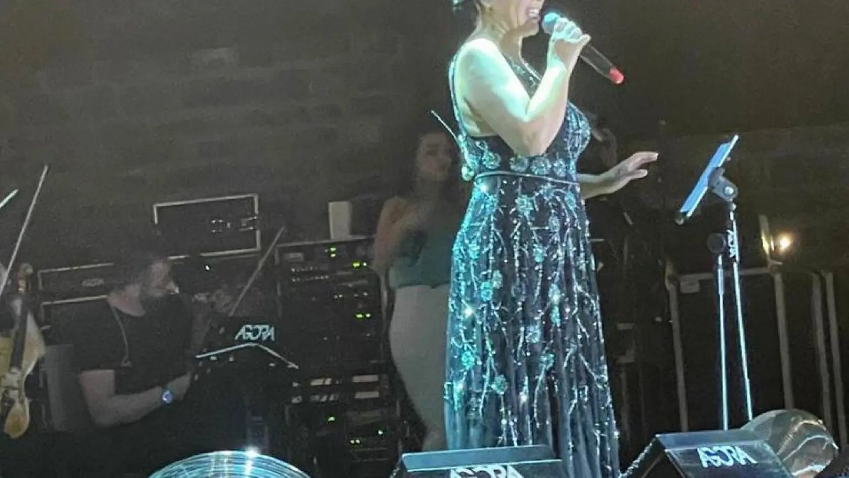 Zara, Bodrum'da konser verdi