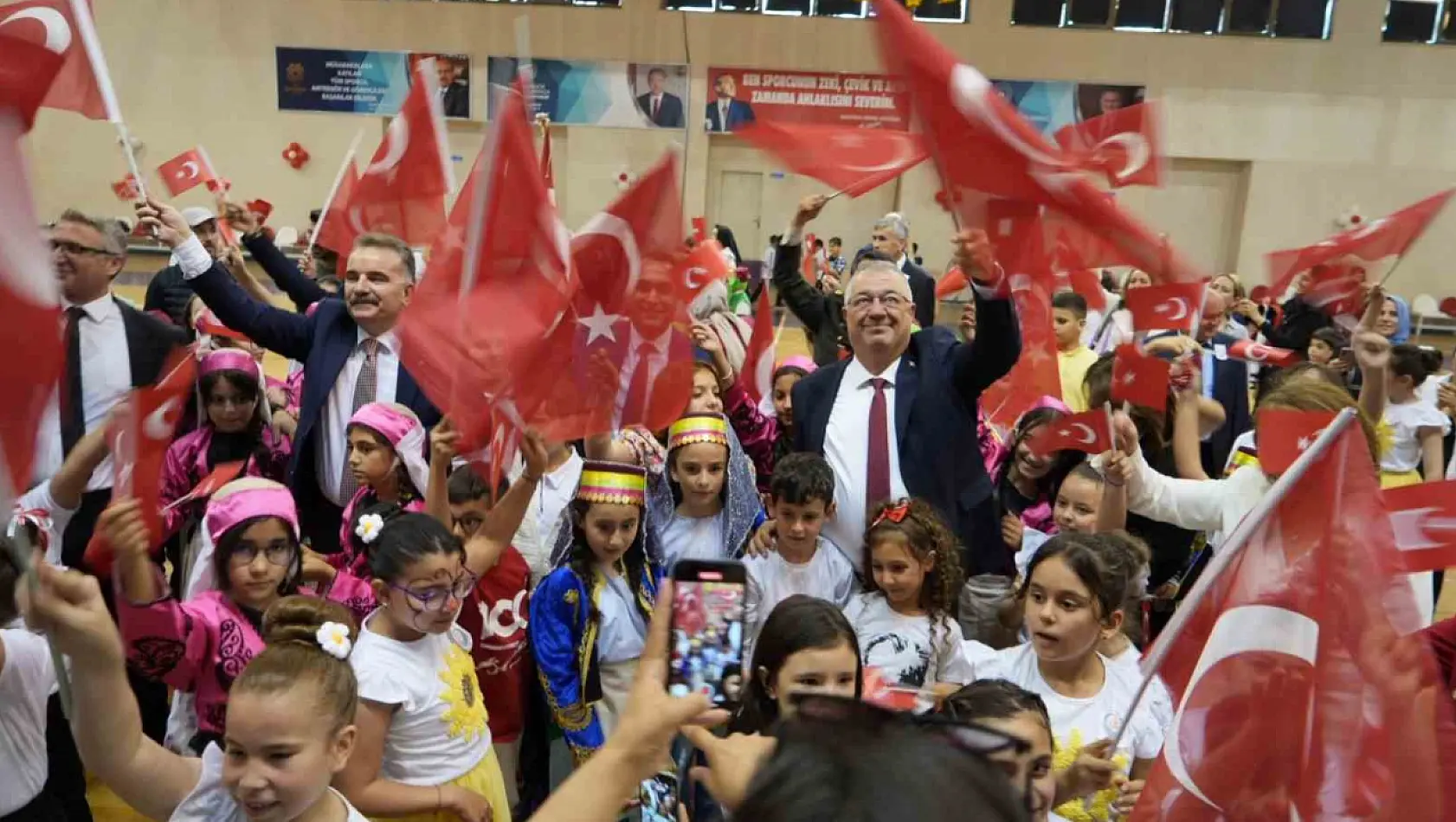 Edremit'te 23 Nisan Ulusal Egemenlik ve Çocuk Bayramı coşkuyla kutlandı