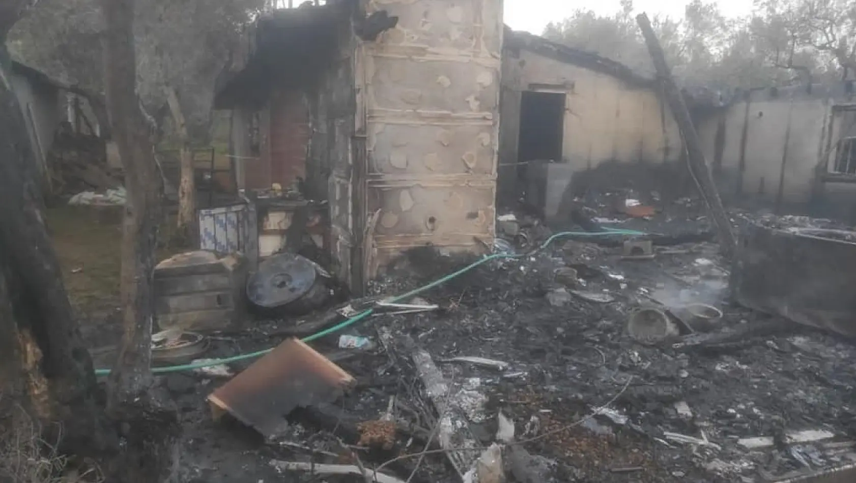 Erdek'te bağ evinde çıkan yangında ev kullanılamaz hale geldi