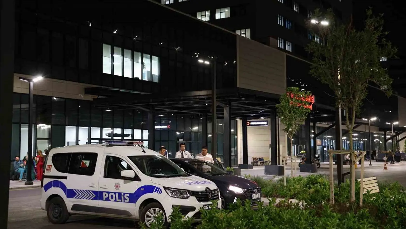 İzmir'de doktor ve sağlık çalışanları kendilerini odaya kilitledi, tehdit şüphelisi tutuklandı